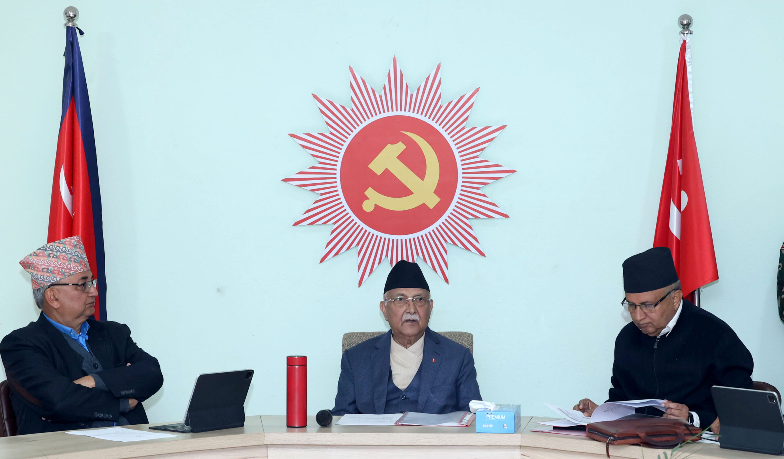 एमाले केन्द्रीय समिति बैठक जारी, अध्यक्ष ओलीले राजनीतिक प्रतिवेदन प्रस्तुत गर्दै