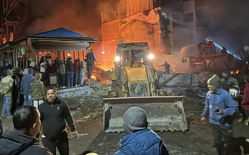 हलेसीमा लागेको आगो ४ घण्टापछि नियन्त्रणमा आयो,ठूलो मात्रामा धनमाल जलेर नष्ट