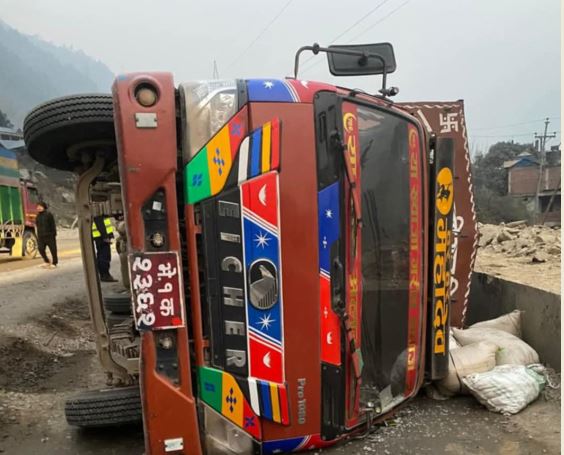 चितवनमा खसीबोका बोकेको ट्रक पल्टियो, १९ वटा चौपाया मरे