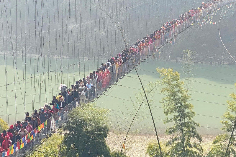 देवघाटको जीर्ण झोलुङ्गे पुलमाथी सयौँ मान्छे, जोखिमपूर्ण अबस्थामा छैन कसैको चासो !