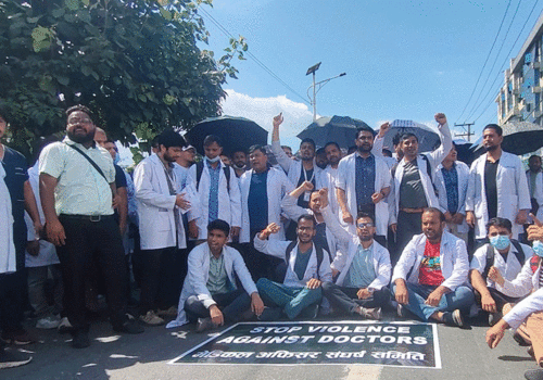 आवासीय चिकित्सकले स्वास्थ्य मन्त्रालय घेर्ने