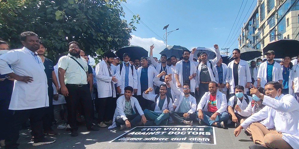 आवासीय चिकित्सकले स्वास्थ्य मन्त्रालय घेर्ने