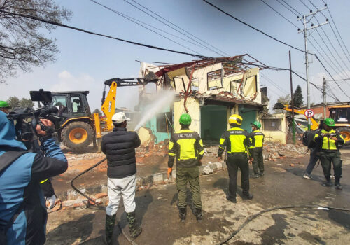 मेयर महर्जनकै उपस्थितिमा वडा कार्यालयसहित अनधिकृत संरचनामा डोजर