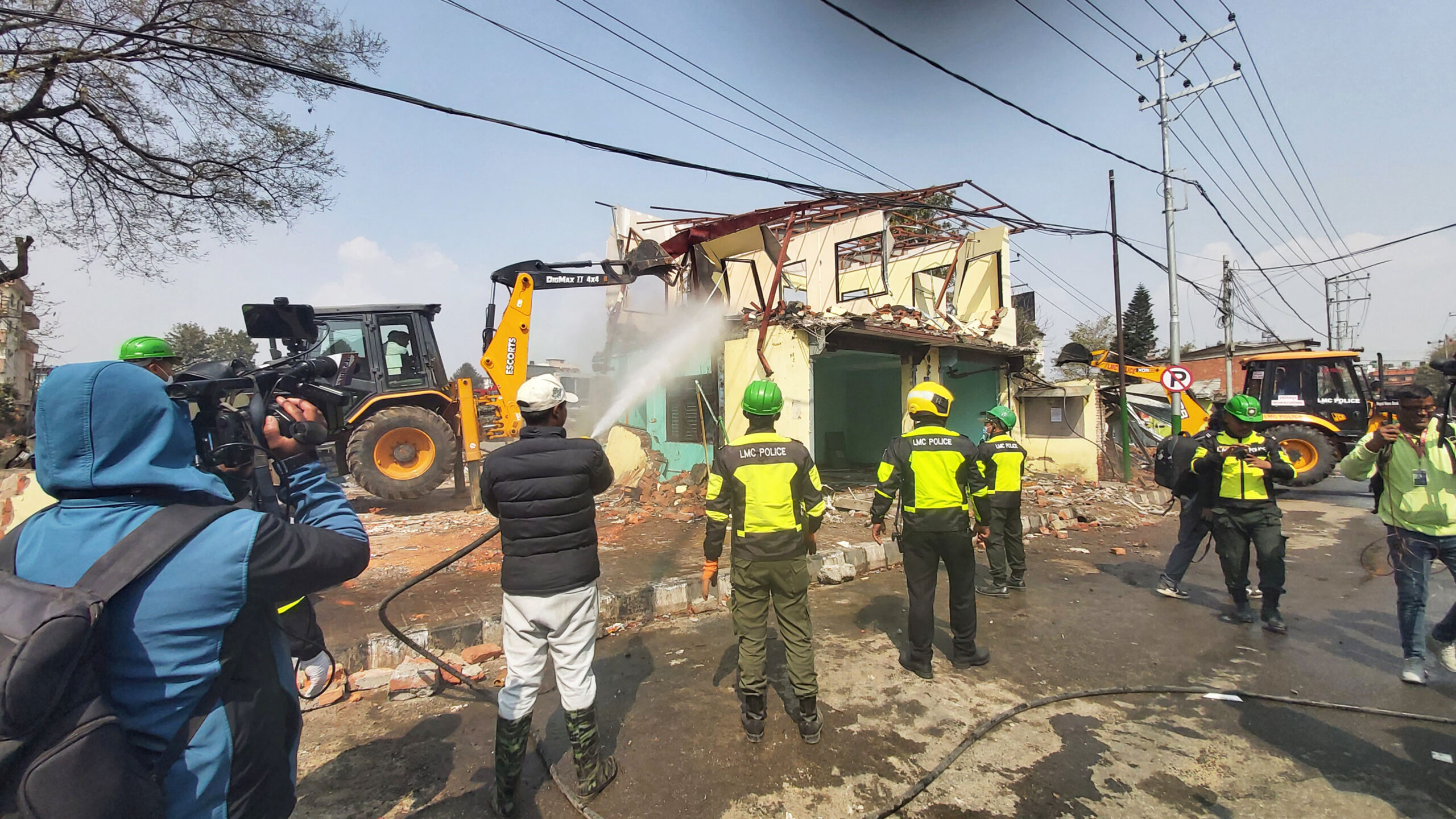 मेयर महर्जनकै उपस्थितिमा वडा कार्यालयसहित अनधिकृत संरचनामा डोजर