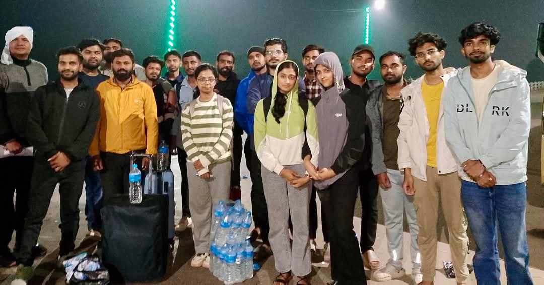 किट कलेजका नेपाली विद्यार्थी वीरगञ्ज र काँकरभिट्टा नाका हुँदै घर फर्किदै