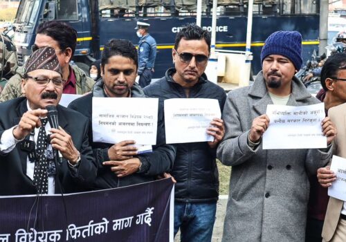 सामाजिक सञ्जाल विधेयक फिर्ता गर्न माग गर्दै माइतीघरमा प्रदर्शन