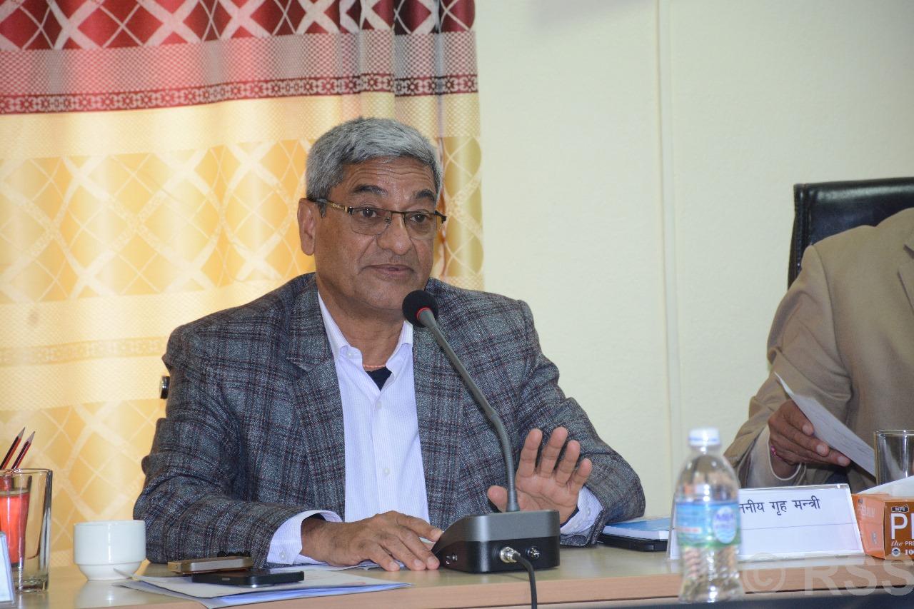 प्रहरीमाथि दुर्व्यवहार गर्नेलाई कारवाहीको दायरामा ल्याउन गृहमन्त्रीको निर्देशन