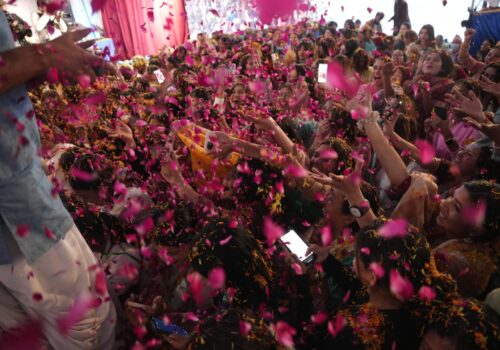 इस्कोन नेपालद्वारा हजारौं भक्तजनहरूको साथ हर्षोल्लासपूर्ण पुष्पमालाको होली आयोजना