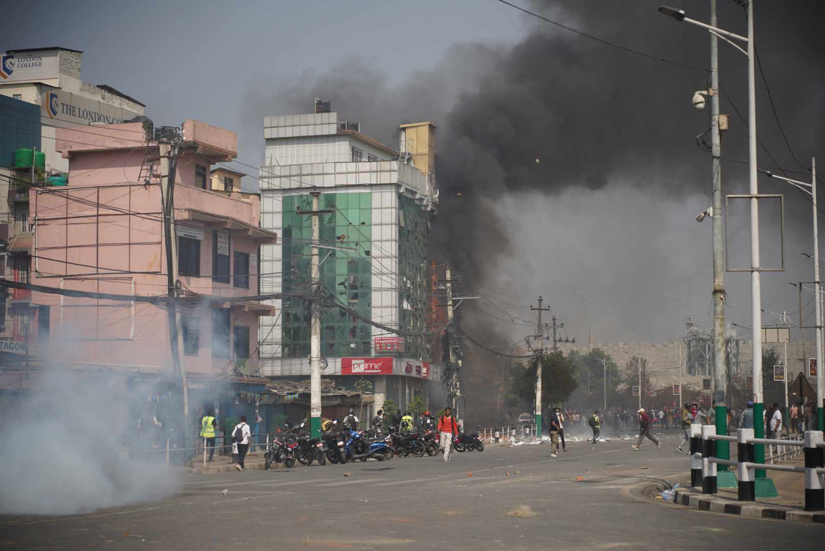 राजावादीले गरे तीनकुनेमा व्यापारिक भवनमा आगजनी