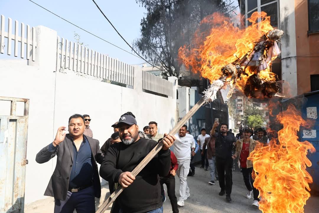 कुलमान घिसिङलाई हटाएपछि काठमाडौँमा प्रदर्शन, उर्जामन्त्रीको पुत्ला जलाइयो