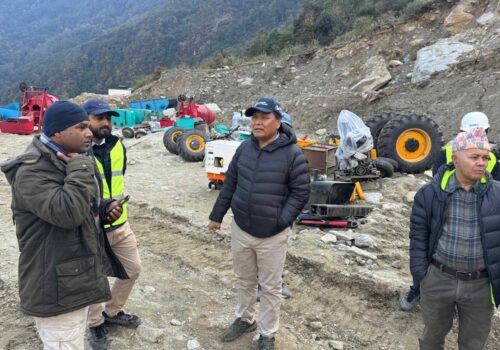 हेलिकप्टरबाट सामग्री ढुवानी गरी माथिल्लो अरुणको पहुँच मार्ग निर्माण थालियो