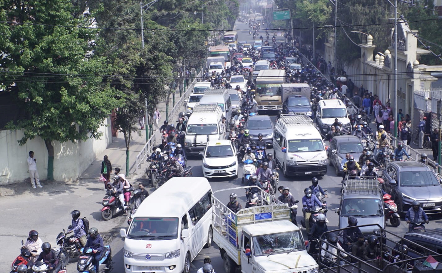 उपत्यकाको यातायात अस्तव्यस्त, तीनकुने–बानेश्वर सडकमा कडाइ