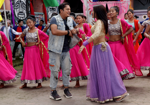 ‘हेल्लो काँशीराम’ मा दिलिप रायमाझीसँग प्रियंका कार्कीको ठुम्का