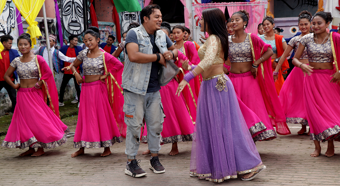 ‘हेल्लो काँशीराम’ मा दिलिप रायमाझीसँग प्रियंका कार्कीको ठुम्का