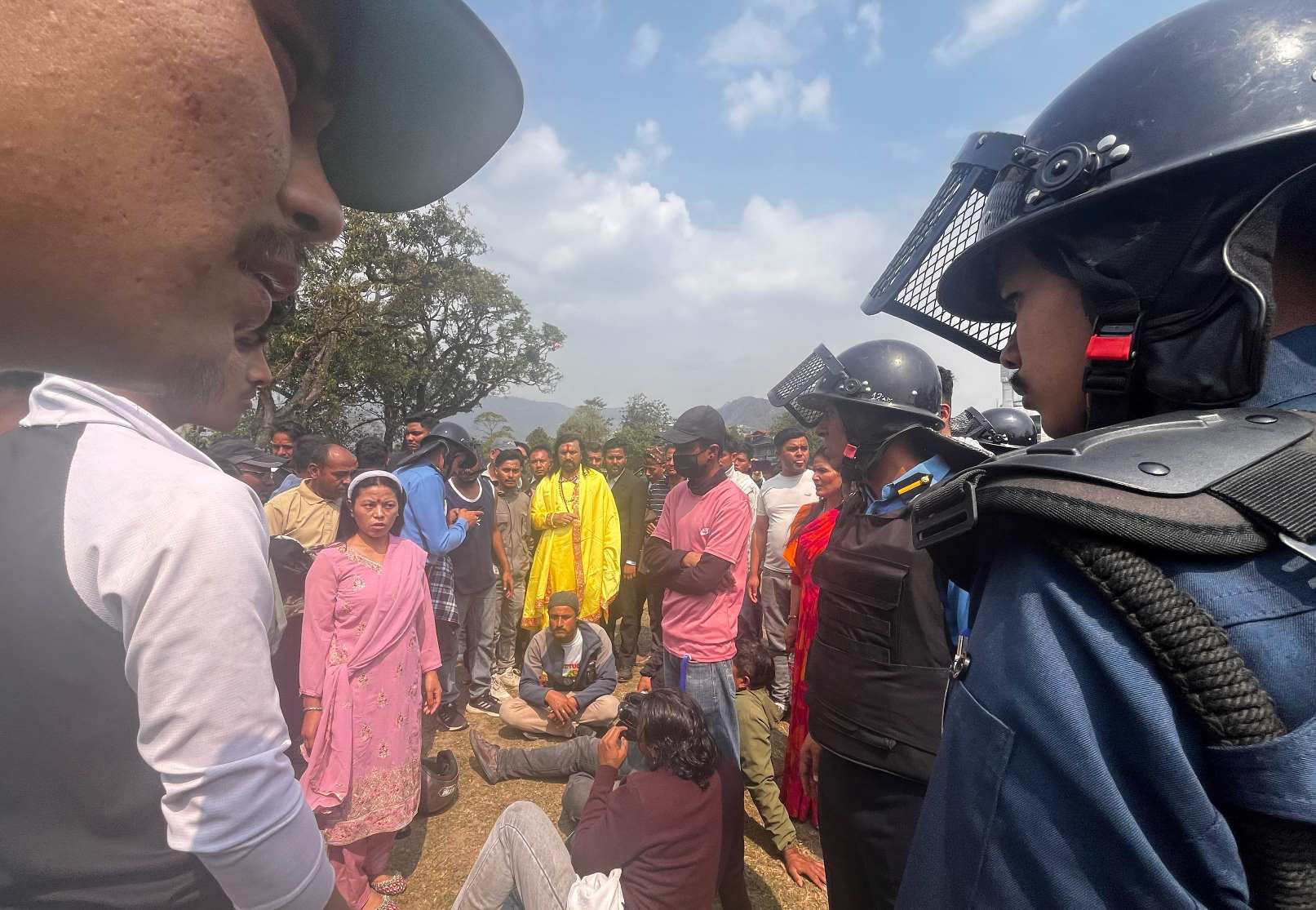 पोखरामा कोटिहोम आयोजक र नगर प्रहरीबीच हानाहान, केही घाइते