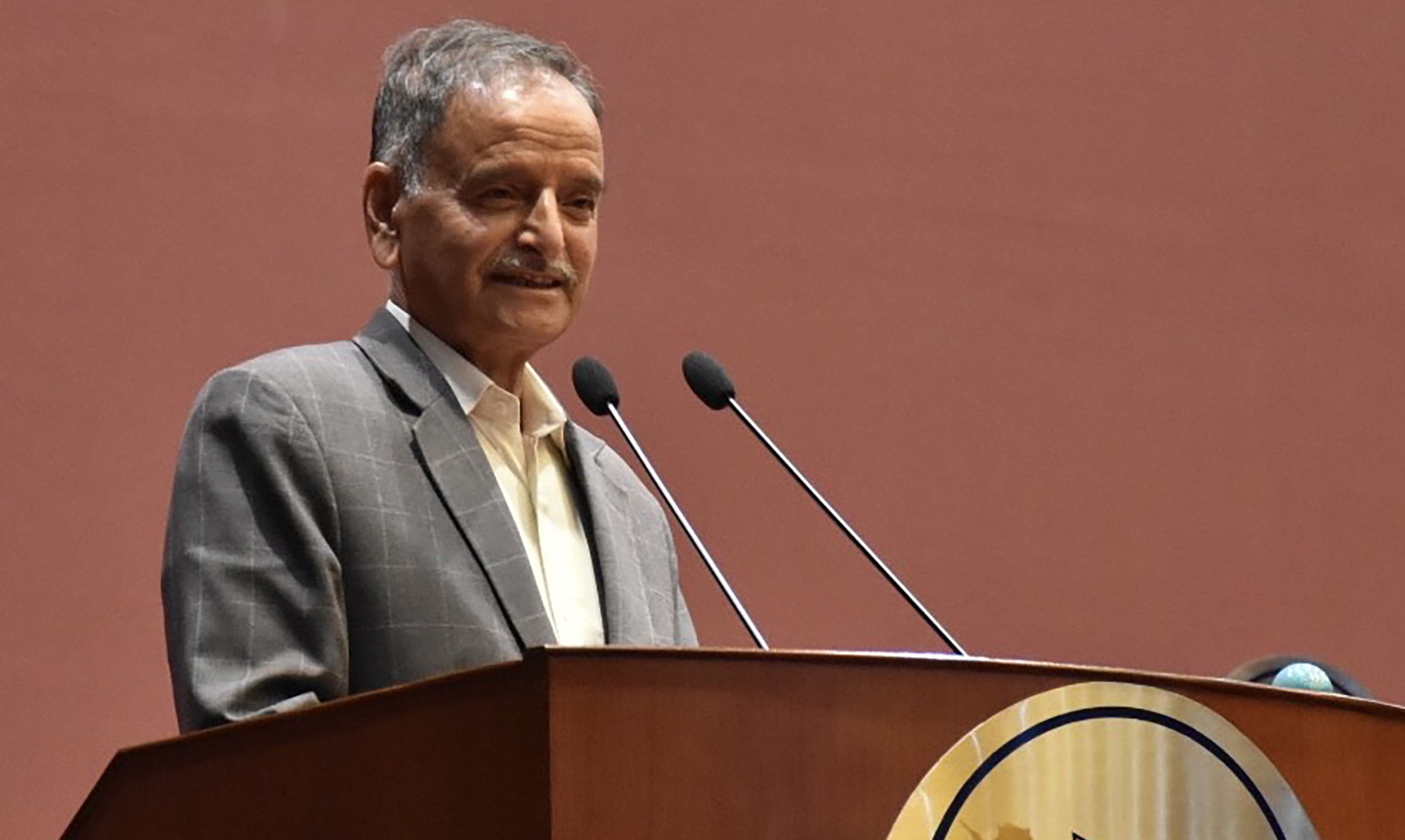 पूर्वराजालाई सिटौलाकाे चेतावनी : दिएको सम्मान ग्रहण गर्नू, गाडीमा बसेर ताली खाँदै नहिँड्नू