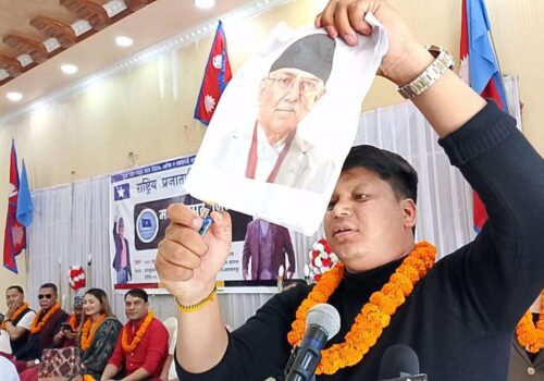 हेटौंडामा प्रचण्डको तस्विर जलाइयो