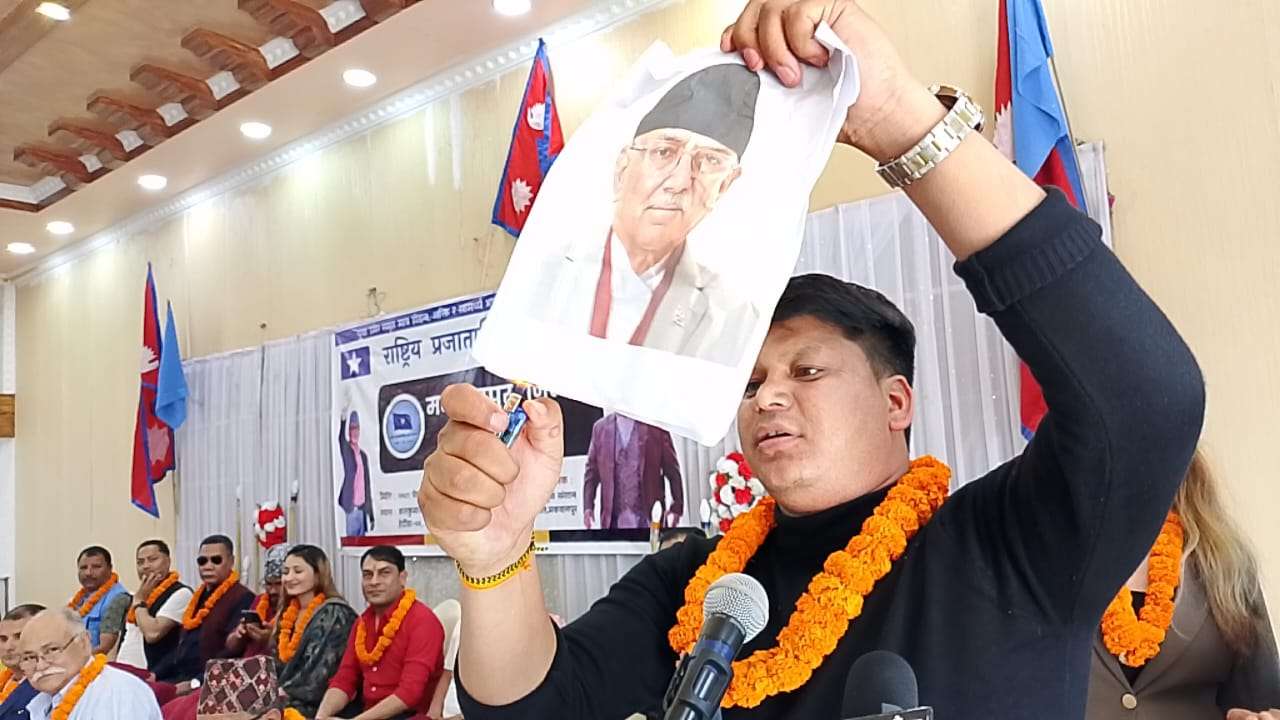 हेटौंडामा प्रचण्डको तस्विर जलाइयो