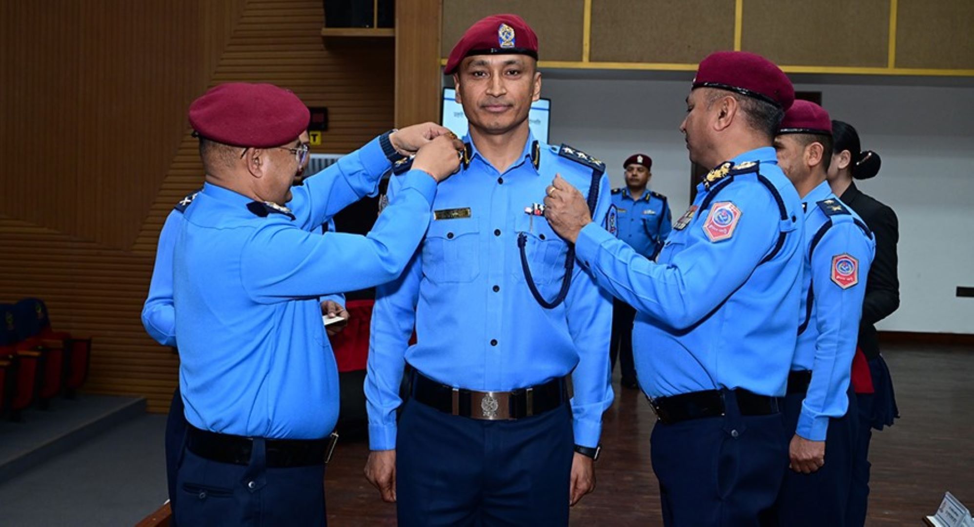एसपीमा बढुवा भएका दुई अधिकृतलाई दर्ज्यानी चिह्न
