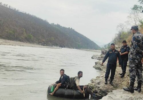 अरुण नदीमा जीप खस्यो, तीन घाइते