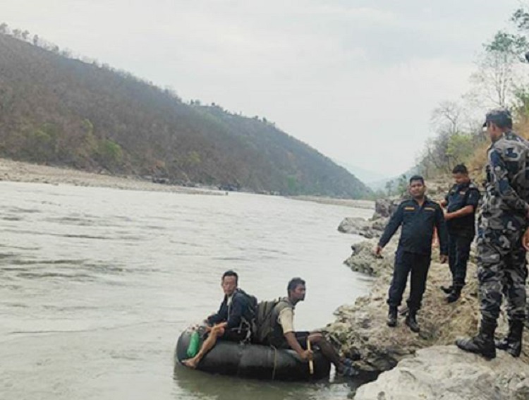 अरुण नदीमा जीप खस्यो, तीन घाइते
