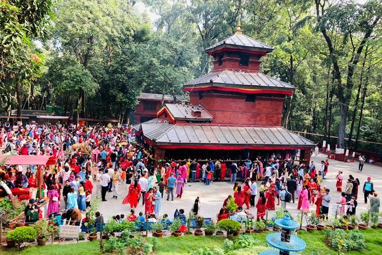 नवरात्र सुरु भएसँगै बागलुङ कालिका मन्दिरमा पर्यटक बढ्दै