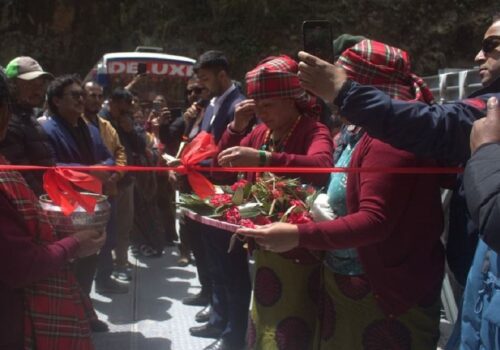 मनाङमा ट्रयाक खोलिएको २२ वर्षपछि सार्वजनिक बस पुग्यो