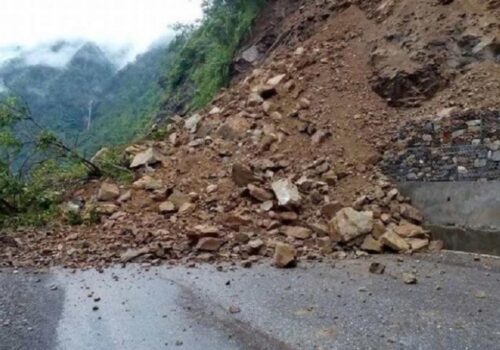 बाढी र पहिरोले देशभरका राजमार्ग अवरुद्ध, कुनको अवस्था कस्तो ?