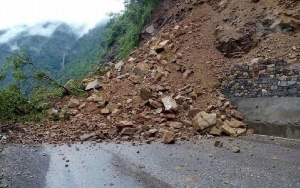 बाढी र पहिरोले देशभरका राजमार्ग अवरुद्ध, कुनको अवस्था कस्तो ?