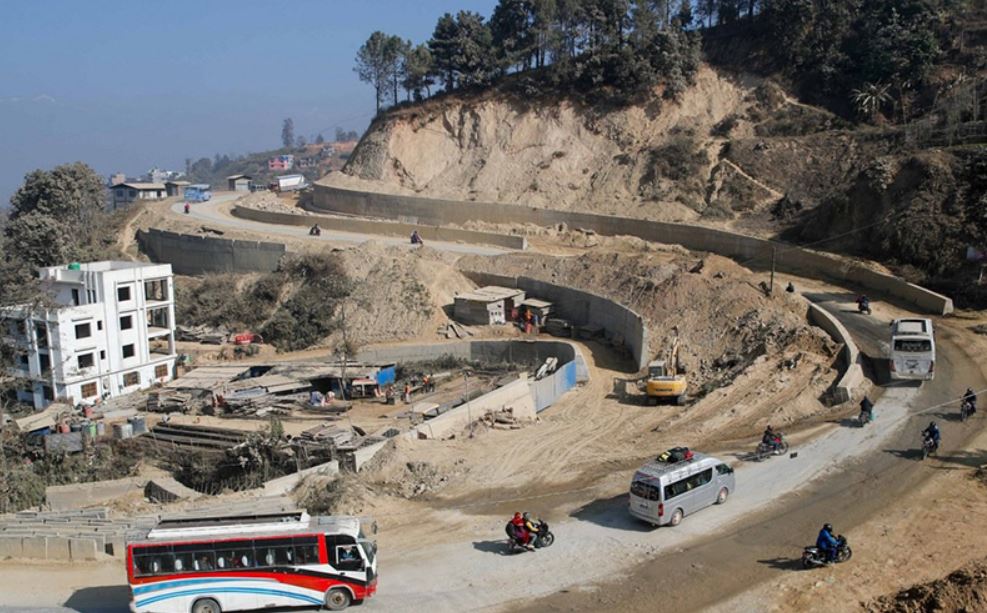 स्थानीयको अवरोधले साँगा–धुलिखेल सडकखण्डको काम ठप्प