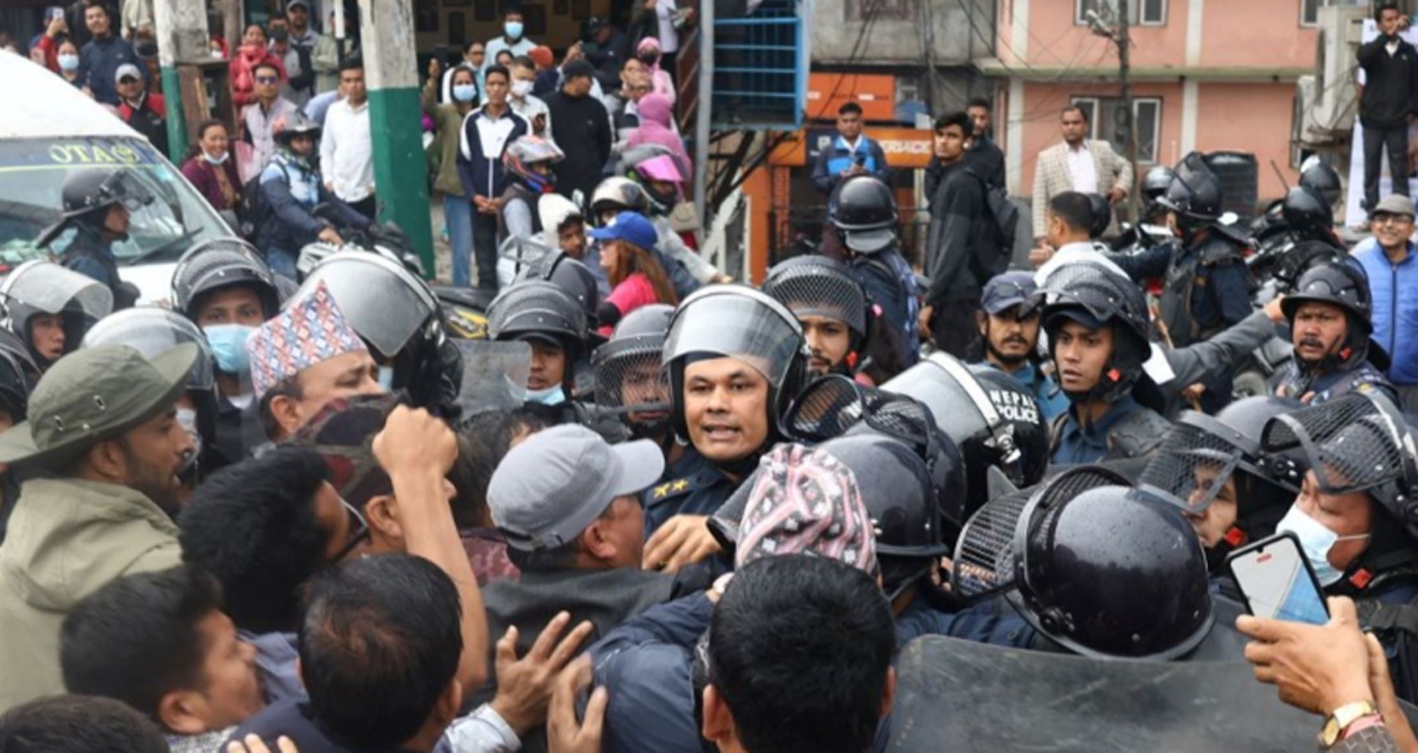 बानेश्वरमा शिक्षक र प्रहरीबीच धकेलाधकेल