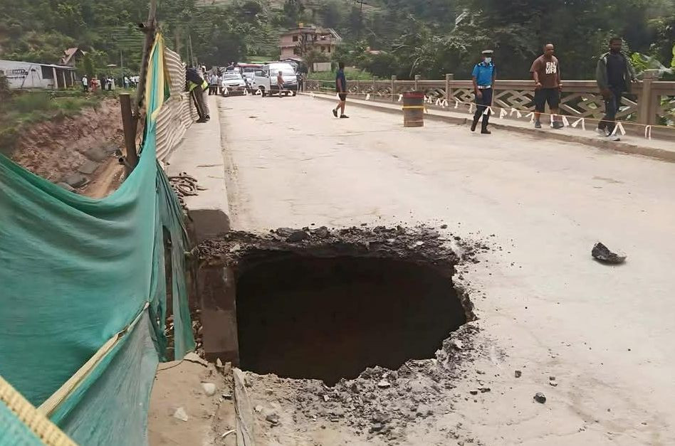 भ्वाङ परेको पुलमुनि डाइभर्सन बनाएर सवारी आवागमन सञ्चालनमा