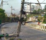 ललितपुरमा कार बिजुलीको पोलमा ठोक्कियो, तीनजना घाइते