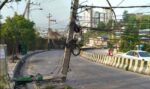 ललितपुरमा कार बिजुलीको पोलमा ठोक्कियो, तीनजना घाइते