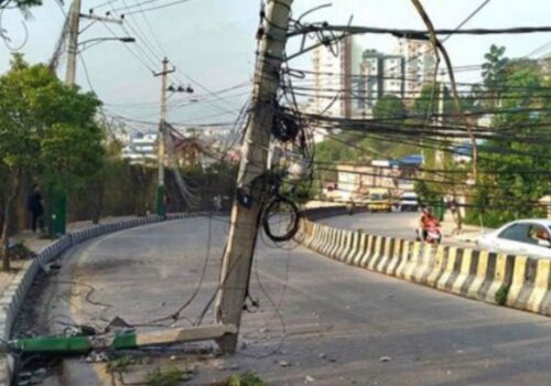 ललितपुरमा कार बिजुलीको पोलमा ठोक्कियो, तीनजना घाइते