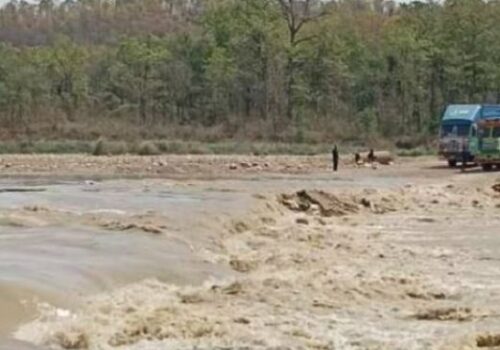 वियनी खोलाको डाइभर्सन बाढीले बगायो, पूर्वपश्चिम राजमार्ग अवरूद्ध