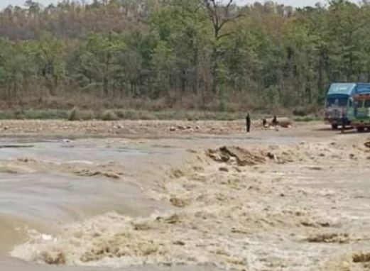 वियनी खोलाको डाइभर्सन बाढीले बगायो, पूर्वपश्चिम राजमार्ग अवरूद्ध