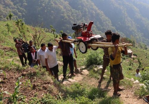 कान्दामा सडक न बत्ती, बोकेरै गाउँ पुर्‍याए हाते ट्रयाक्टर