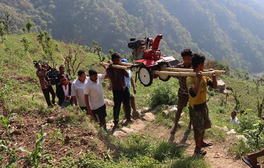 कान्दामा सडक न बत्ती, बोकेरै गाउँ पुर्‍याए हाते ट्रयाक्टर