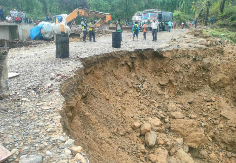 दाउन्नेमा सडक भत्कियो, पूर्व–पश्चिम राजमार्ग अवरूद्ध
