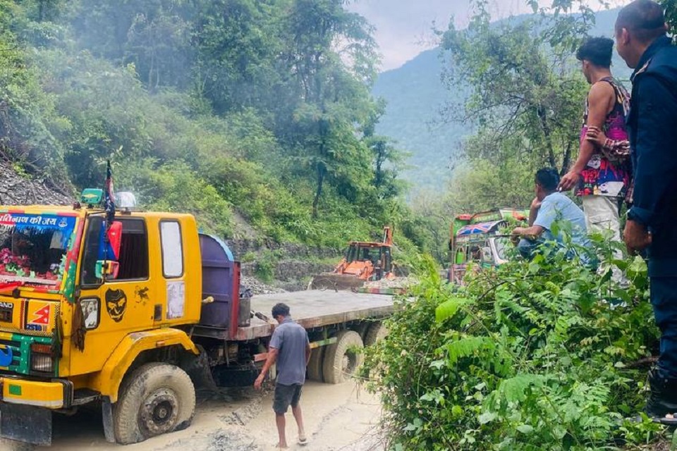 भारी वर्षाले कोशी लोकमार्ग अवरुद्ध, सतर्कता अपनाउन आग्रह