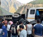 ट्रक पल्टिँदा मुग्लिन-नारायणगढ सडक अवरुद्ध
