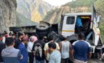 ट्रक पल्टिँदा मुग्लिन-नारायणगढ सडक अवरुद्ध