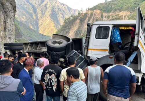 ट्रक पल्टिँदा मुग्लिन-नारायणगढ सडक अवरुद्ध