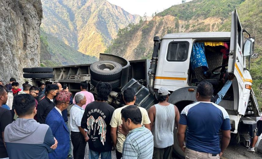 ट्रक पल्टिँदा मुग्लिन-नारायणगढ सडक अवरुद्ध