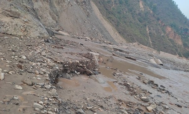 बाढीबाट अवरुद्ध बीपी राजमार्ग खुल्यो