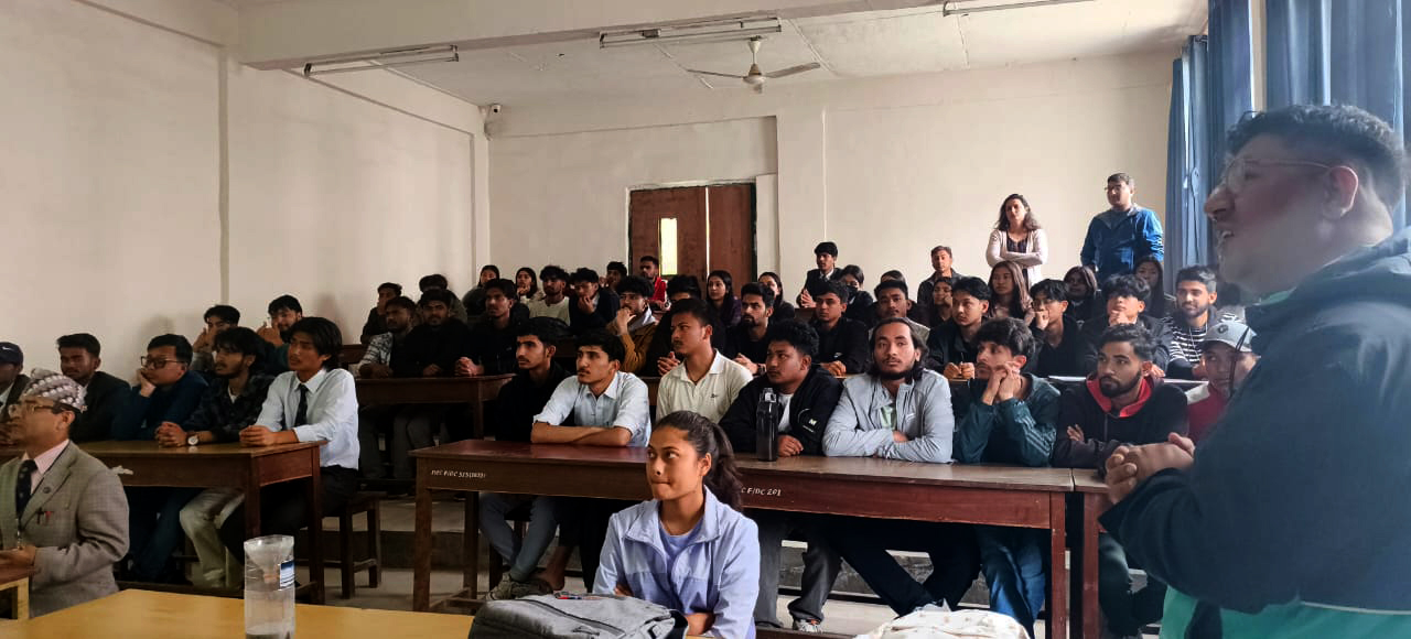 नेपाल इन्जिनियरिङ कलेजका विद्यार्थीहरू वर्षा सम्बन्धी तथ्याङ्क संकलनमा परिचालन